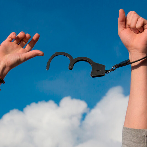 Mani al cielo liberate da manette