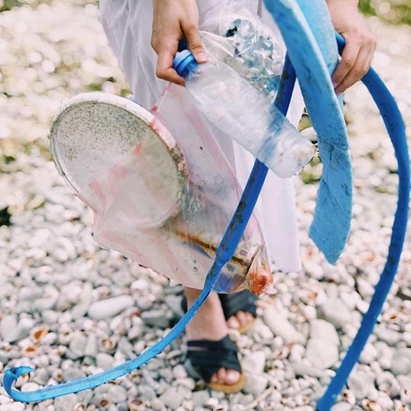 Raccolta di plastica dispersa nell'ambiente