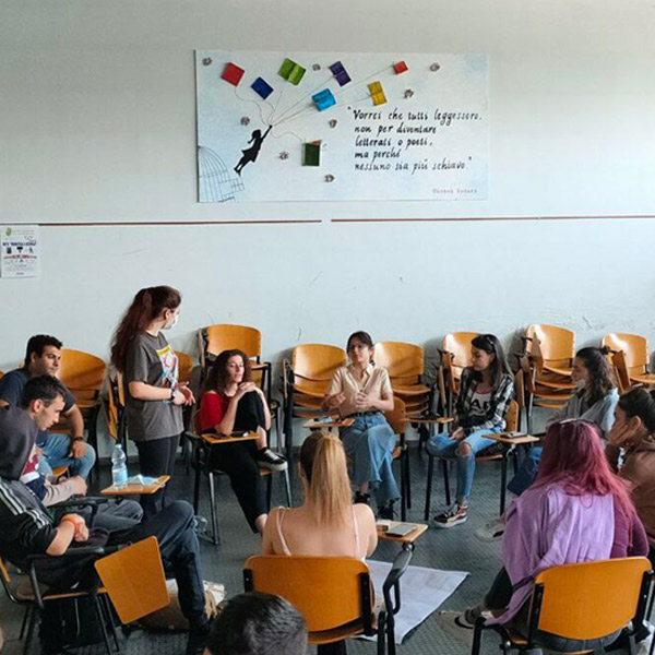 Studenti di una classe riuniti con sedie cerchio