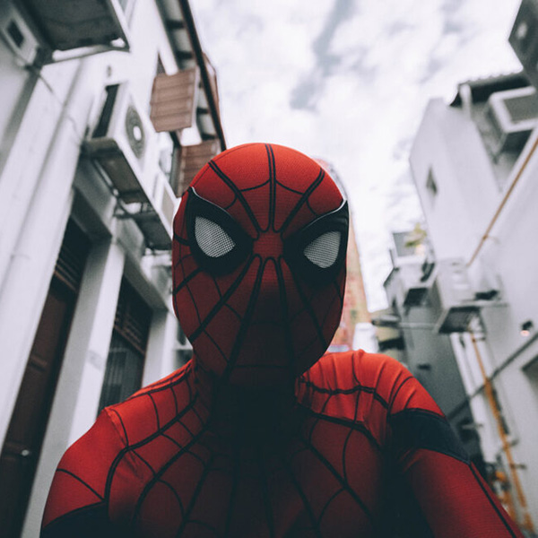 Un cosplayer di Spiderman