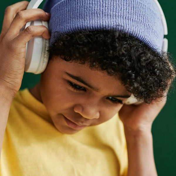Bambino con cuffie che ascolta musica