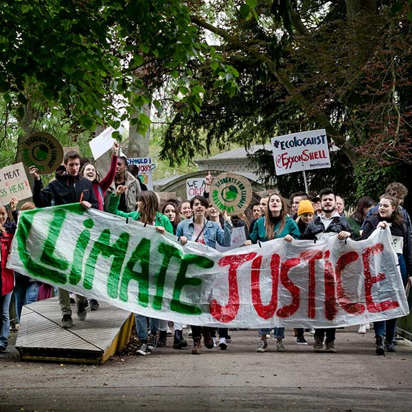 Manifestazione per il clima con striscione