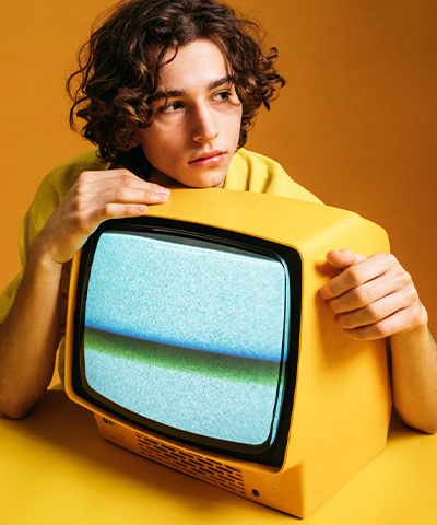 Ragazzo con televisore