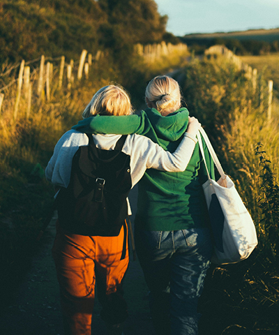 Amiche che camminano insieme lungo un sentiero