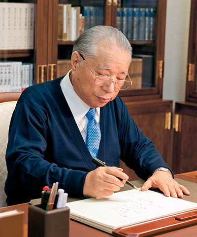 Presidente Daisaku Ikeda mentre scrive alla scrivania