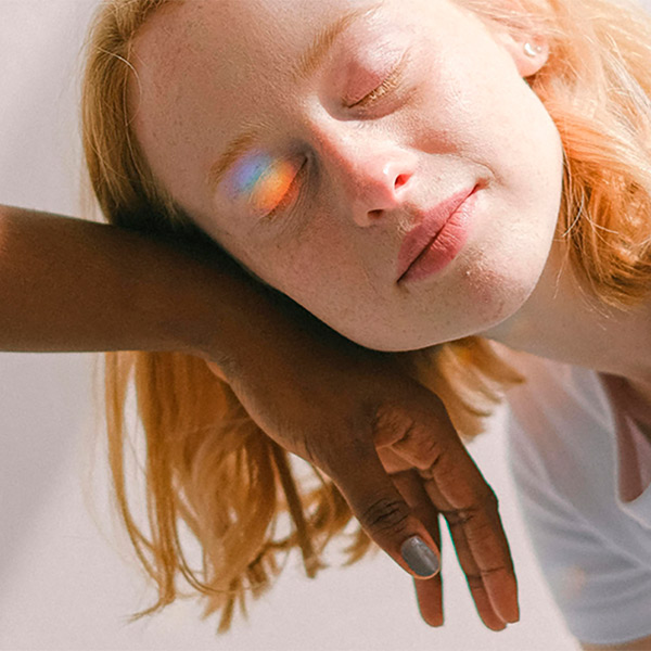 Una ragazza illuminata dal sole